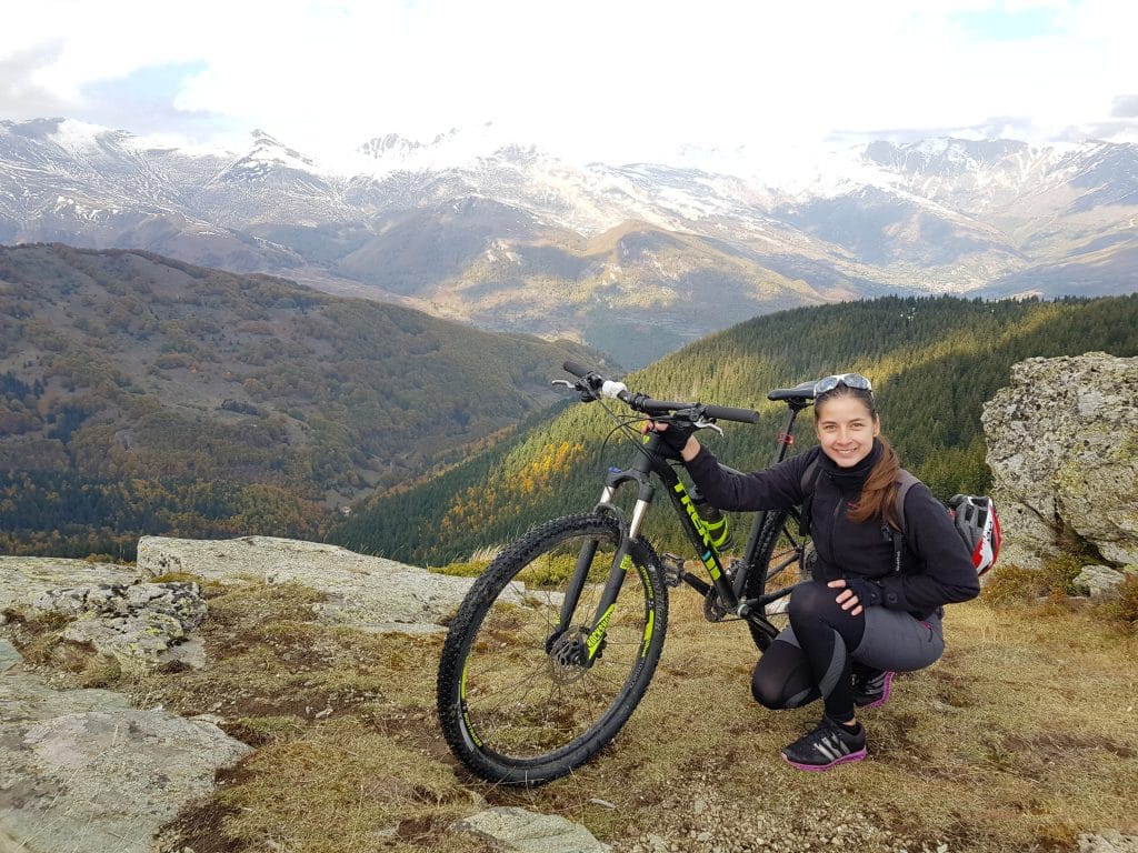 Јасмина себе си се опишува како истражувач, авантурист и креативец. Јасмина на авантура со својот велосипед.