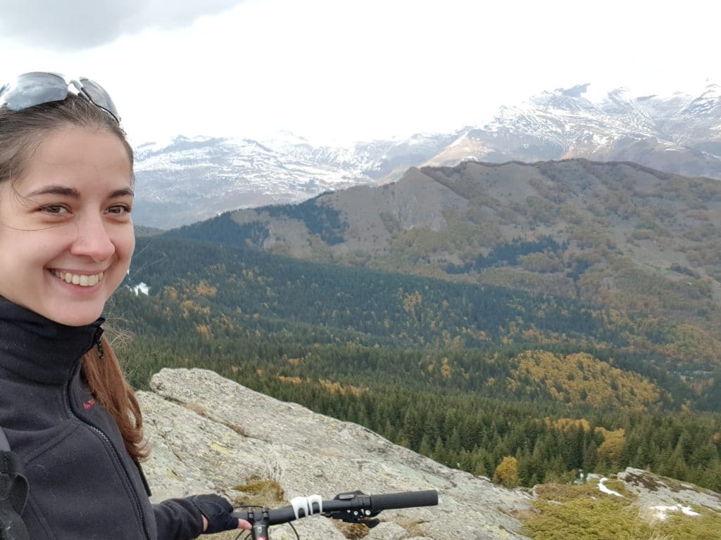 Истражување на нови места и возење велосипед се дел од активностите со кои Јасмина го исполнува слободното време. Возењето велосипед и истражувањето на нови места и овозможуваат личен раст раст и развој на Јасмина.